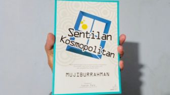 Sentilan Kosmopolitan: Kumpulan Esai Menggugah Karya Mujiburrahman