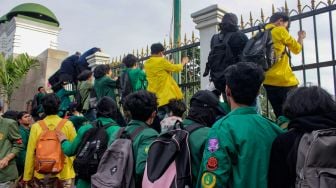 Massa mahasiswa melakukan aksi unjuk rasa di depan gedung DPR, Senayan, Jakarta, Kamis (6/4/2023). [Suara.com/Alfian Winanto]