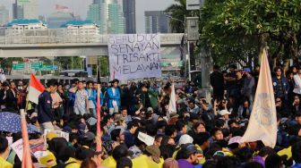 Massa mahasiswa melakukan aksi unjuk rasa di depan gedung DPR, Senayan, Jakarta, Kamis (6/4/2023). [Suara.com/Alfian Winanto]