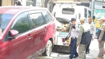 Begini Cara Lapor Mobil Parkir Sembarangan di Jalan Bukan Garasi yang Bikin Ganggu Warga