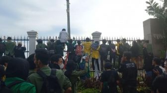 Ricuh Gegara Anggota Dewan Tak Muncul, Massa Mahasiswa Hujani DPR Pakai Batu hingga Goyang-goyangkan Pagar