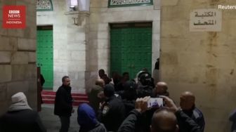 Tentara Israel Serang Warga Palestina di Masjid Al-Aqsa: Mereka Melempar Granat saat Membaca Alquran