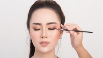 5 Tips Menggunakan Make Up Mata, Tampil Glowing dengan Mata Tetap Sehat