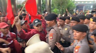 Minta Firli Bahuri Mundur, Mahasiswa Geruduk KPK Terobos Masuk