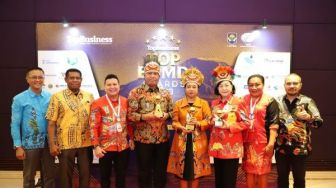 Gubernur Waterpauw dan Bank Papua Terima  Penghargaan TOP BUMD Award 2023