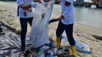 Kawasan Pelabuhan Tercemar, PT ASDP Indonesia Ferry Kumpulkan 12 Ton Sampah