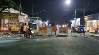 Warga Tutup Jalan, Imbas Proyek Pipanisasi Jalan Rusak Memakan Korban Jiwa