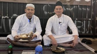 Pakai Gamis dan Peci, Chef Arnold Berburu Sahur Ramai Disuruh Jadi Mualaf