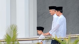 Salat Jumat Bareng Jokowi di Solo, Ganjar Malah Gagal Fokus Sama Jan Ethes