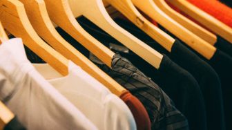 Sebaiknya Dihindari, 4 Kebiasaan yang Jadi Penyebab Baju Berjamur