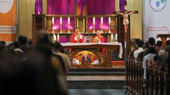 Umat Kristiani melaksanakan ibadat Jumat Agung di Gereja Katedral, Jakarta, Jumat (7/4/2023). [Suara.com/Alfian Winanto]