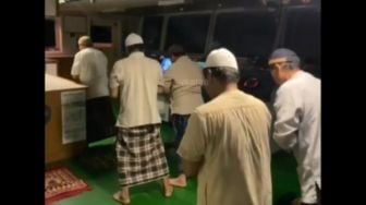 Salut, Para ABK Tetap Khusyuk Salat Tarawih di Tengah Arus Gelombang Laut