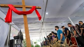 Umat Kristiani melaksanakan ibadat Jumat Agung di Gereja Katedral, Jakarta, Jumat (7/4/2023). [Suara.com/Alfian Winanto]