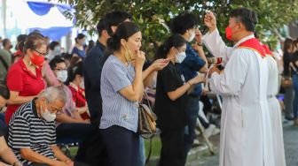 Umat Kristiani melaksanakan ibadat Jumat Agung di Gereja Katedral, Jakarta, Jumat (7/4/2023). [Suara.com/Alfian Winanto]