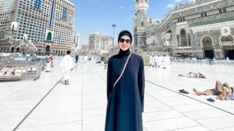 Penampilan Nia Ramadhani saat Umrah Jadi Sorotan, Netizen: Lisa BLACKPINK Umrah