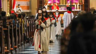 Umat Kristiani melaksanakan ibadat Jumat Agung di Gereja Katedral, Jakarta, Jumat (7/4/2023). [Suara.com/Alfian Winanto]