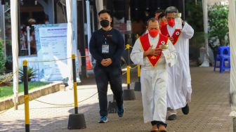 Umat Kristiani melaksanakan ibadat Jumat Agung di Gereja Katedral, Jakarta, Jumat (7/4/2023). [Suara.com/Alfian Winanto]