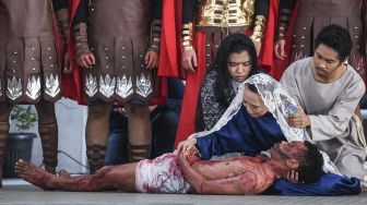 Umat Katolik memerankan visualisasi Jalan Salib saat peringatan Jumat Agung di Gereja Katedral, Jakarta, Jumat (7/4/2023). [ANTARA FOTO/M Risyal Hidayat].