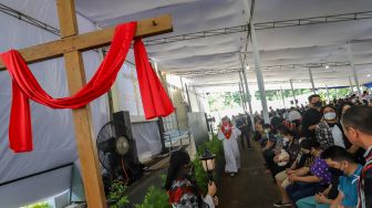 Umat Kristiani melaksanakan ibadat Jumat Agung di Gereja Katedral, Jakarta, Jumat (7/4/2023). [Suara.com/Alfian Winanto]