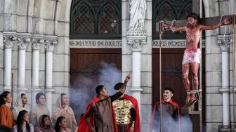 Umat Katolik memerankan visualisasi Jalan Salib saat peringatan Jumat Agung di Gereja Katedral, Jakarta, Jumat (7/4/2023). [ANTARA FOTO/M Risyal Hidayat].