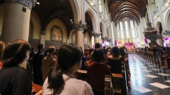 Umat Kristiani melaksanakan ibadat Jumat Agung di Gereja Katedral, Jakarta, Jumat (7/4/2023). [Suara.com/Alfian Winanto]