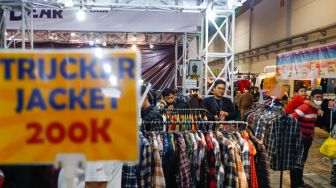 Pengunjung memilih pakaian yang dijual dalam JakCloth Ramadan 2023 di Hall B Jakarta Convention Center (JCC), Senayan, Jakarta, Sabtu (8/4/2023). [Suara.com/Alfian Winanto]