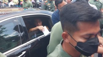 Kunjungi Pasar Tradisional di Solo, Presiden Jokowi Bikin Heboh Bagi-bagi Amplop Berisi Rp 250 Ribu