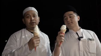 Kocaknya Chef Arnold Makan Es Krim Pakai Baju Gamis Panjang dan Peci: Kayak Pengantin Sunat