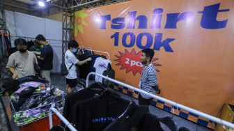 Pengunjung memilih pakaian yang dijual dalam JakCloth Ramadan 2023 di Hall B Jakarta Convention Center (JCC), Senayan, Jakarta, Sabtu (8/4/2023). [Suara.com/Alfian Winanto]