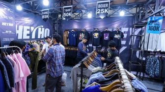 Pengunjung memilih pakaian yang dijual dalam JakCloth Ramadan 2023 di Hall B Jakarta Convention Center (JCC), Senayan, Jakarta, Sabtu (8/4/2023). [Suara.com/Alfian Winanto]