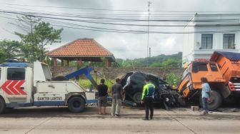 Mobil Fuso dan Avanza Adu Banteng di Jalan Raya Anyer, Mobil Riingsek, Sopir Dilarikan ke Rumah Sakit
