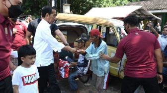Kunjungi Sejumlah Pasar di Solo, Jokowi Bawa Jan Ethes Bagi-bagi Sembako ke Pedagang dan Tukang Becak