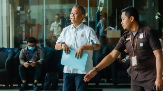 Ketua DPRD DKI Jakarta Prasetyo Edi Marsudi usai menjalani pemeriksaan di Gedung Merah Putih KPK, Jakarta, Senin (10/4/2023). [Suara.com/Alfian Winanto]