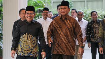 Ketua Umum Partai Gerindra Prabowo Subianto (kiri) bersama dengan Ketua Umum PKB Muhaimin Iskandar (kanan) sebelum mengikuti rapat tertutup di Jakarta, Senin (10/4/2023). [Suara.com/Alfian Winanto]