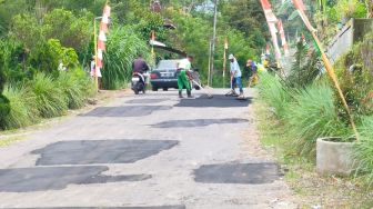 Buntut Warga Glagaharjo Perbaiki Jalan Secara Swadaya, Pemkab Bakal Evaluasi Perbup Layanan Warga di Lereng Merapi