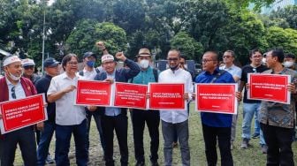 Sejumlah mantan pimpinan KPK dan Koalisi Masyarakat Sipil saat menggelar aksi tolak #KPKDikorupsi di Gedung Merah Putih KPK, Jakarta, Senin (10/4/2023). [Suara.com/Alfian Winanto]