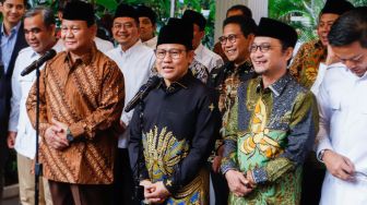 Ketua Umum PKB Muhaimin Iskandar (tengah) bersama dengan Ketua Umum Partai Gerindra Prabowo Subianto (kiri) memberi pernyataan sebelum mengikuti rapat tertutup di Jakarta, Senin (10/4/2023). [Suara.com/Alfian Winanto]