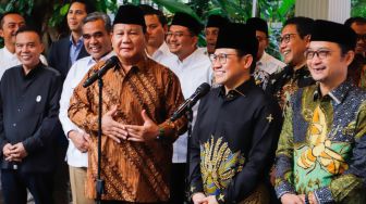 Ketua Umum Partai Gerindra Prabowo Subianto (kiri) bersama dengan Ketua Umum PKB Muhaimin Iskandar (kanan) menggelar konferensi pers sebelum mengikuti rapat tertutup di Jakarta, Senin (10/4/2023). [Suara.com/Alfian Winanto]