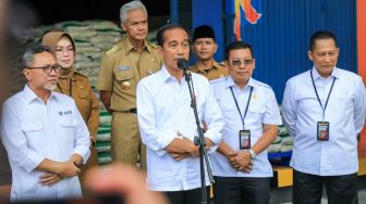 Presiden Jokowi ke Gudang Bulog di Sukoharjo, Semobil dengan Mendag dan Gubernur Ganjar