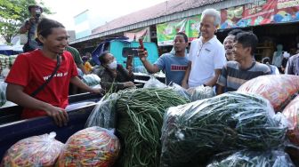 Cek Kebutuhan Bahan Pokok di Pasar, Ganjar Temukan Penurunan Harga Cabai