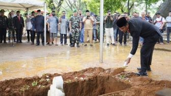 Rapsel Ali Dimakamkan Secara Militer di Taman Makam Pahlawan Panaikang Makassar