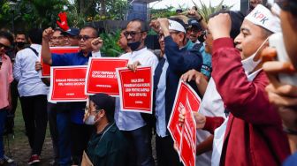 Sejumlah mantan pimpinan KPK dan Koalisi Masyarakat Sipil saat menggelar aksi tolak #KPKDikorupsi di Gedung Merah Putih KPK, Jakarta, Senin (10/4/2023). [Suara.com/Alfian Winanto]