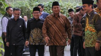 Ketua Umum Partai Gerindra Prabowo Subianto (kiri) bersama dengan Ketua Umum PKB Muhaimin Iskandar (kanan) sebelum mengikuti rapat tertutup di Jakarta, Senin (10/4/2023). [Suara.com/Alfian Winanto]