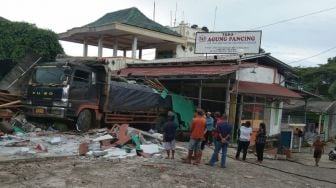 Tak Kuat Menanjak, Truk Mundur Tabrak Dua Warung dan Tiang Listrik di Bakauheni