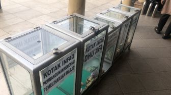 Puluhan Stiker QRIS Palsu Tersebar di Sekitar Masjid Nurul Iman Blok M Square