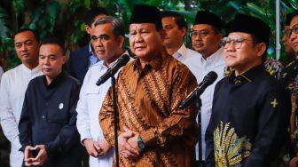 Ketua Umum Partai Gerindra Prabowo Subianto (tengah) bersama dengan Ketua Umum PKB Muhaimin Iskandar (kanan) memberi pernyataan sebelum mengikuti rapat tertutup di Jakarta, Senin (10/4/2023). [Suara.com/Alfian Winanto]