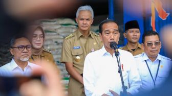 Momen Presiden Jokowi Kenalkan Mendag Zulhas, Warga Malah Teriak Ganjar