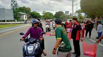 Ramadhan, Bonek dan Paguyuban se Kota Ambon Bagikan 1.000 Takjil