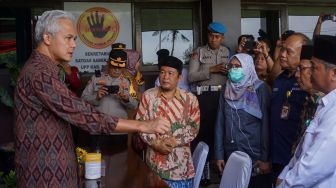 Kapolda Jawa Tengah Irjen Pol Ahmad Luthfi (ketiga kiri) bersama Gubernur Jawa Tengah Ganjar Pranowo (kedua kiri) dan Pj Bupati Batang Lani Dwi Rejeki (keempat kiri) menjawab pertanyaan wartawan saat pengungkapan kasus pencabulan pondok pesantren di Mapolres Batang, Jawa Tengah, Selasa (11/4/2023). [ANTARA FOTO/Harviyan Perdana Putra].