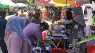 Gelar Pasar Murah 4 Hari di Halaman Kantor Gubernur Sumbar, Mahyeldi: Semoga Kebutuhan Sembako Masyarakat Terpenuhi